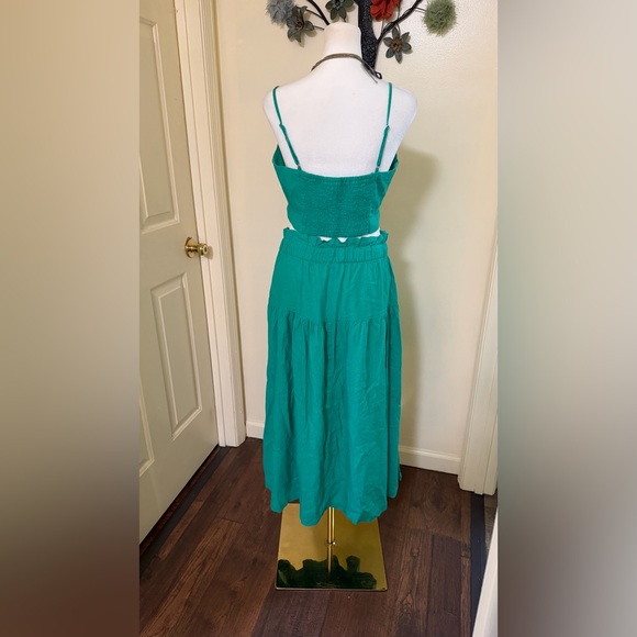 Linen blend Kelly Green Midi Skirt set has matching crop top by universal thread - Picture 6 of 9
